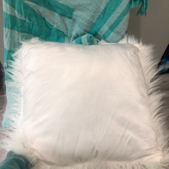 VICTORIA SECRET PINK NWT blanket & white pillow - Picture 3 of 5